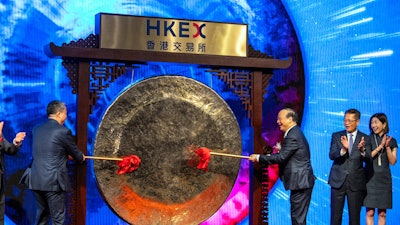 Robin Zeng, chairman of Contemporary Amperex Technology Co. (CATL), center right, strikes the gong at the listing ceremony in Hong Kong, Tuesday, May. 20, 2025.