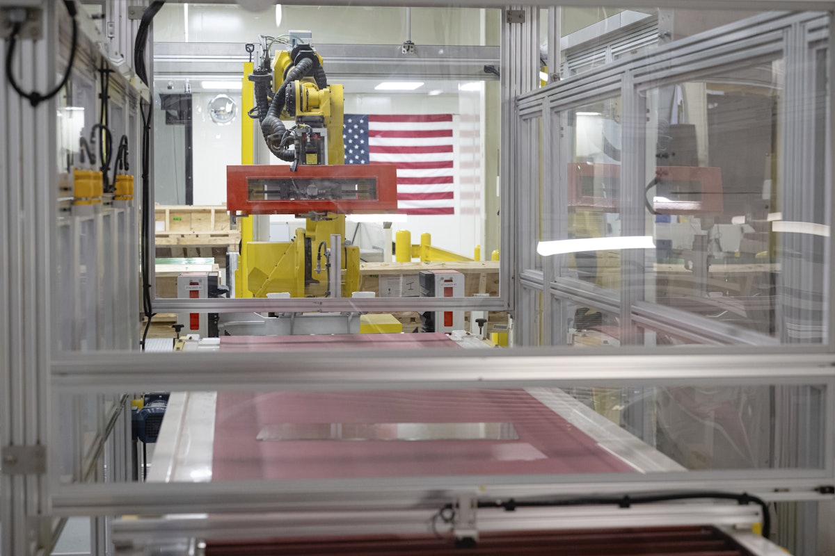 Apple Deepens Its Ties To a Kentucky Plant That Produces Cover Glass for iPhone, Apple Watch