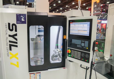 Displayed here are the SYIL machine tool and KUKA robot interacting, with all motions run on the SINUMERIK Run MyRobot/Handling application directly in the control.