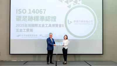 The official presentation ceremony for the ISO 14067 Carbon Footprint International Certification awarded to the 2025 TiTE x IHT. Da-Ling Shi, Deputy Economic Counselor of the International Trade Administration, Ministry of Economic Affairs (left), presents the international credential, accepted by Genny Chiang, Director of Lanza International Co., Ltd. (right).